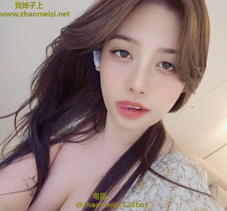 有制服的年轻骚女