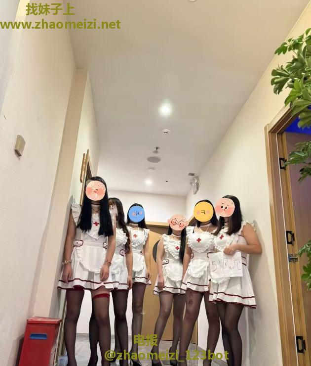 清涩8位小姐姐在店