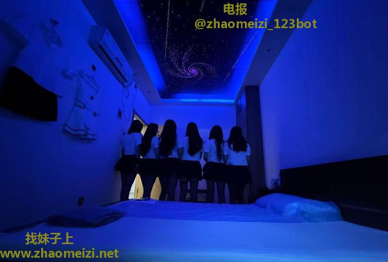清涩8位小姐姐在店