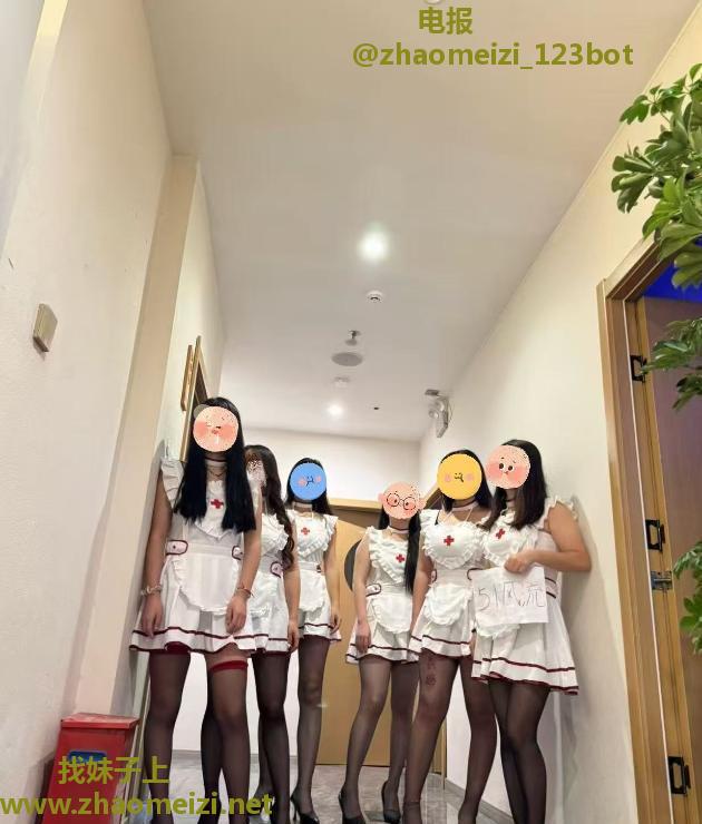 清涩8位小姐姐在店