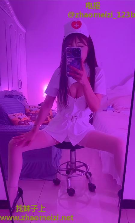 建邺舌吻骚女小海绵