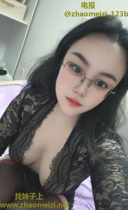 浦东翘臀眼镜女