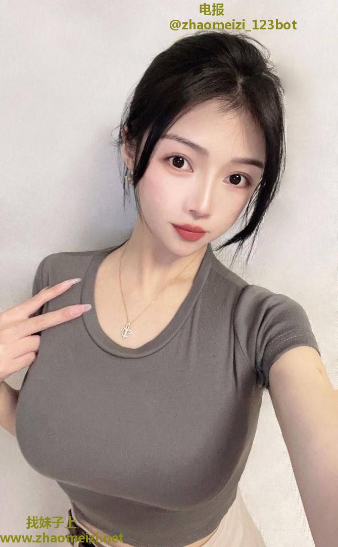 苗条销魂翘臀少妇