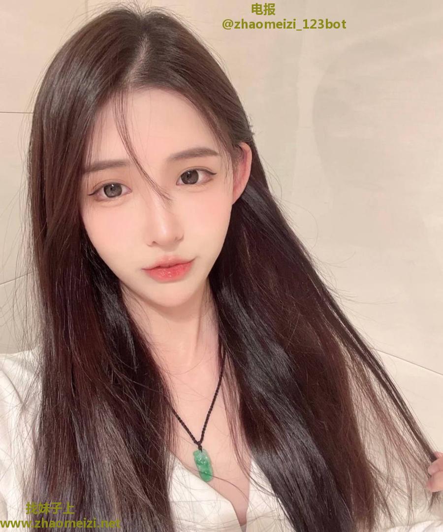 大屁股粉嫩无毛学姐