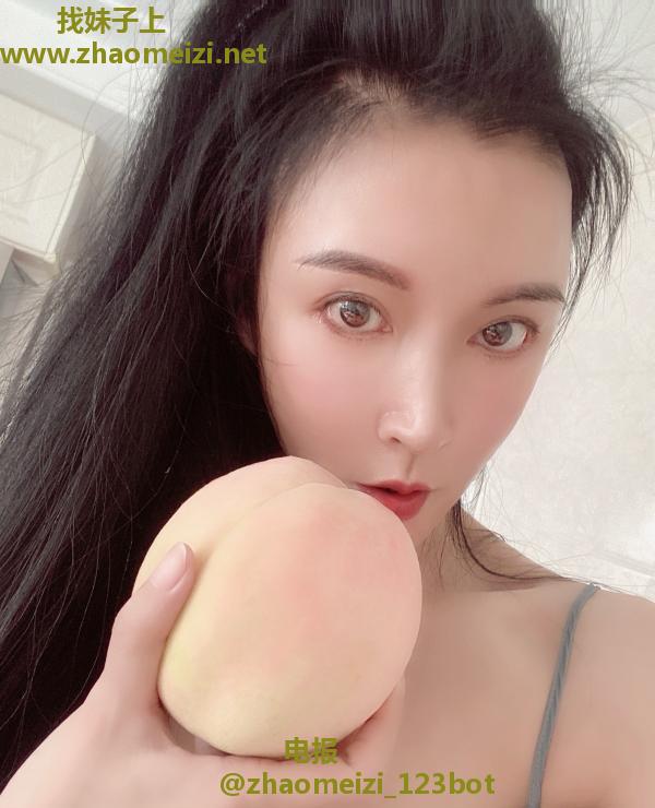 前凸后翘的小姐姐