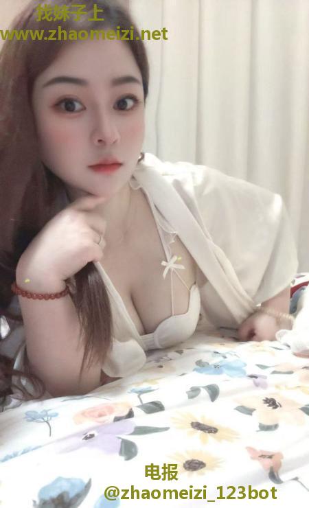 纯天然巨乳骚女