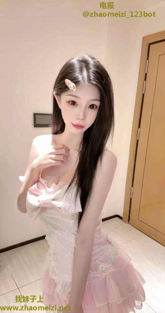 苗条细嫩小妹