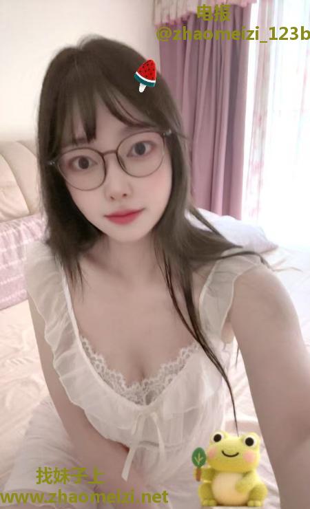 温柔大胸眼镜老师