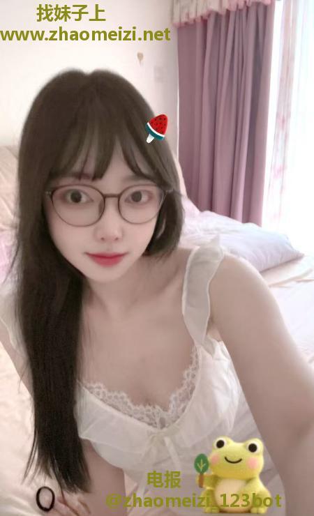 温柔大胸眼镜老师