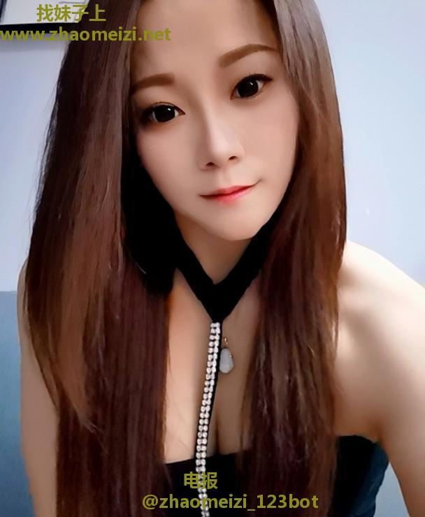 龙华丰满性感美女