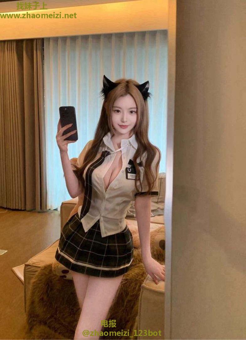 水嫩长腿黑丝小萝莉