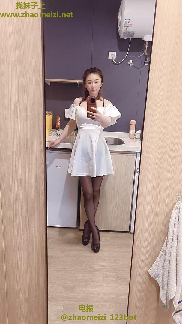 小妹子紧致小翘臀