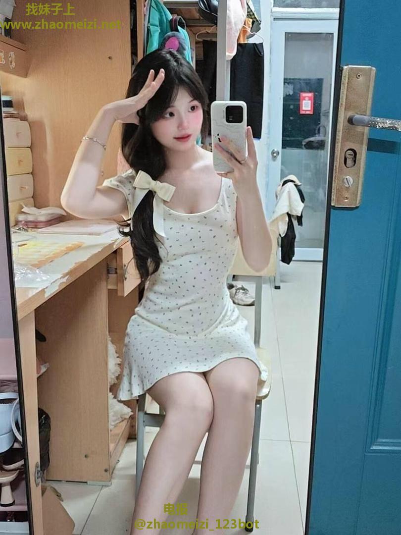 南山在校白嫩胸大妹子