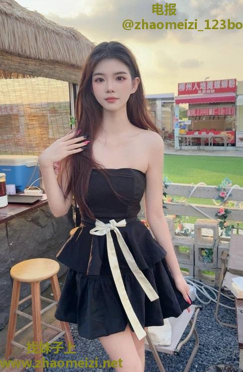 长腿肤白颜值嫩妹