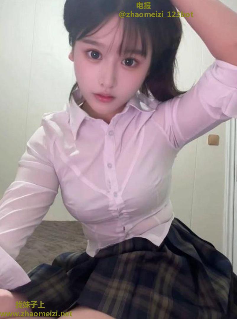 20岁出头的嫩货主动舌吻