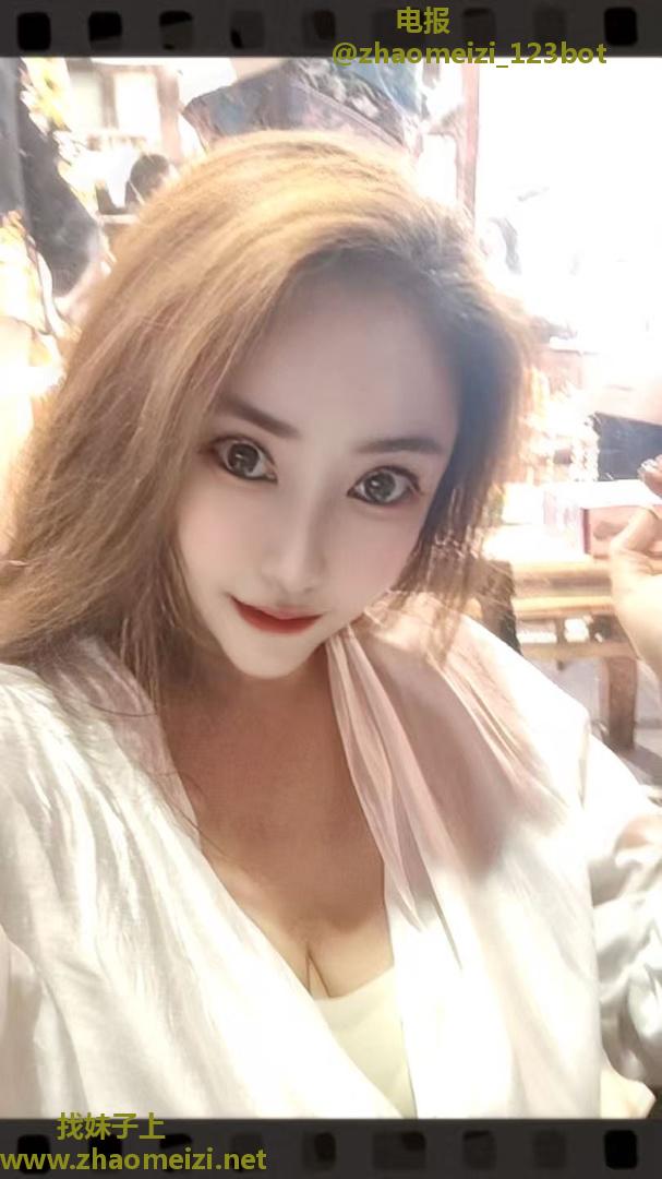 身材白净小美女