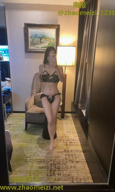 性感迷人翘臀气质老师