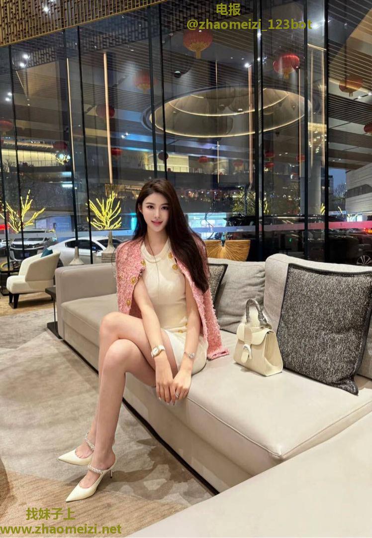 三点粉皮肤光滑女大