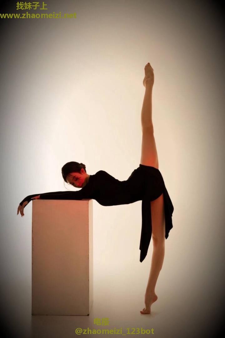 瑜伽一字马体验不一样姿势