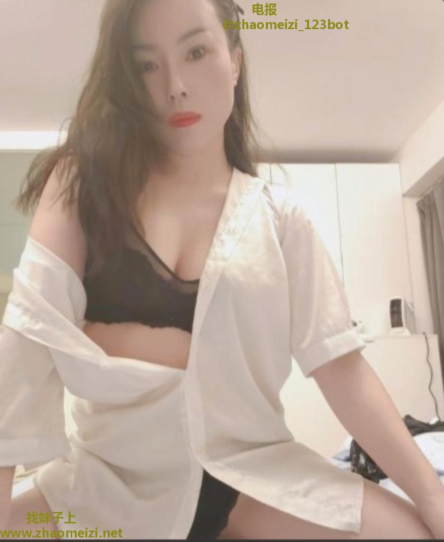 三点粉嫩翘臀巨乳嫩妹