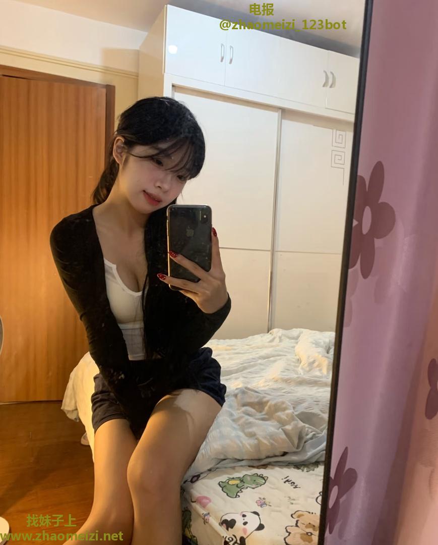 黑丝翘臀大长腿