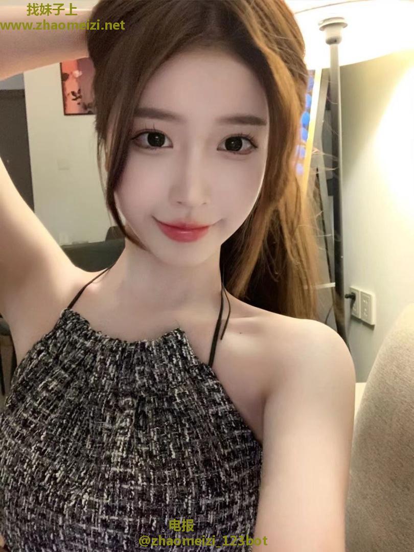 身材苗条白皙水嫩妹