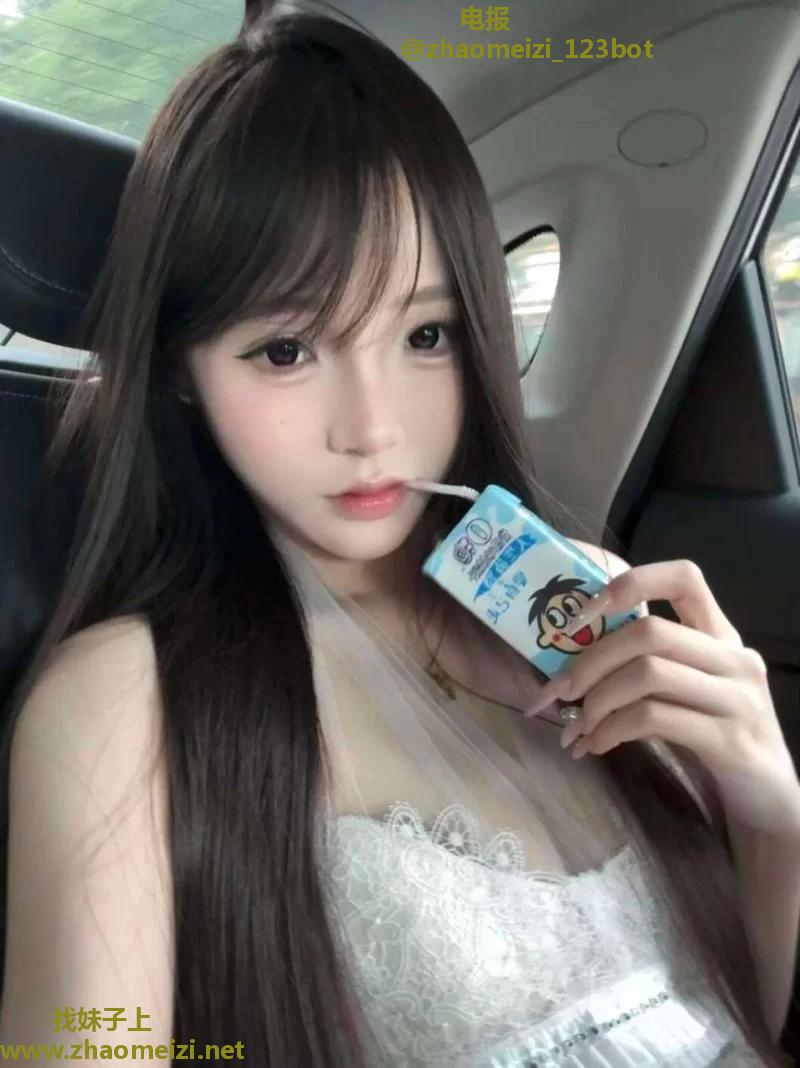 白皙长腿兼职小姐姐