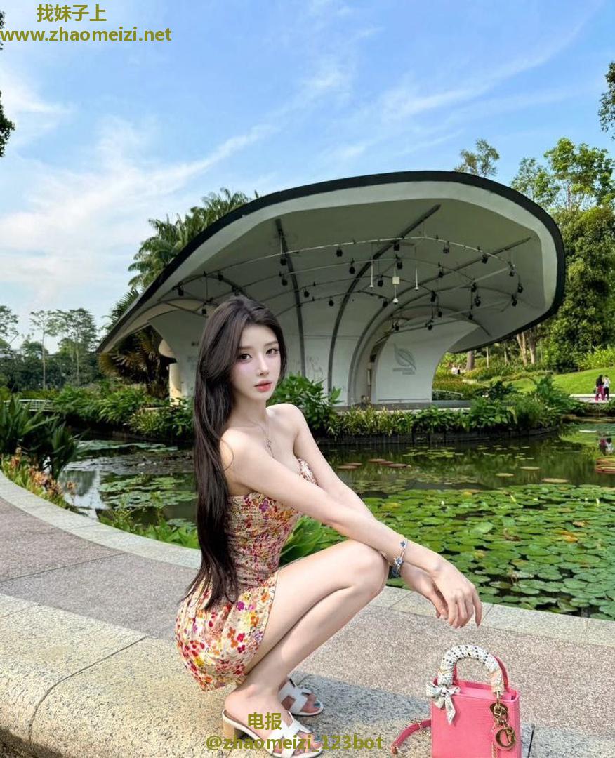 翘臀白皙光滑骚妹