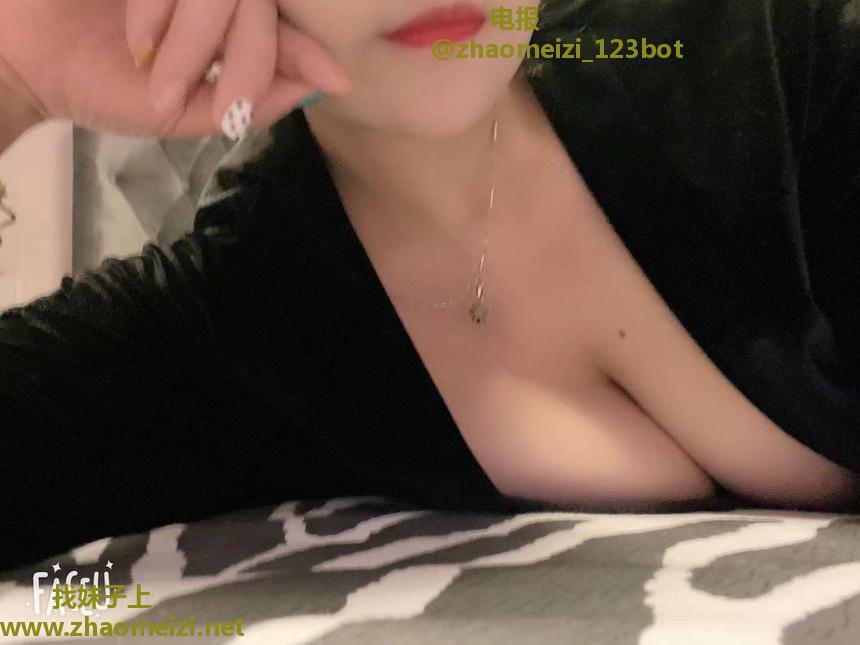 黑丝大奶肥臀骚妇