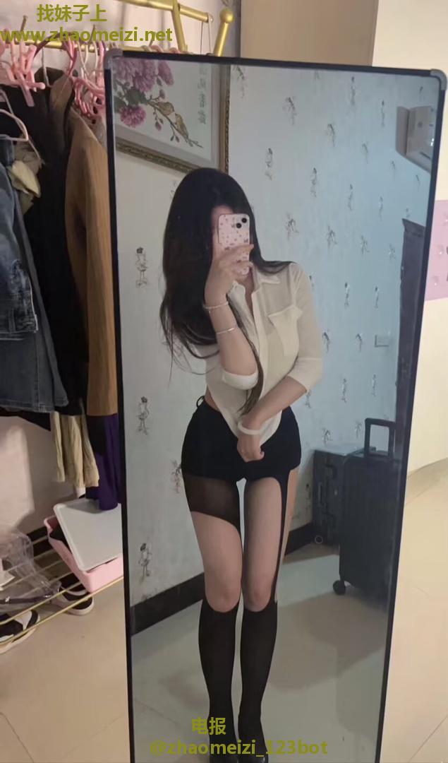 刚下水女孩乖巧听话