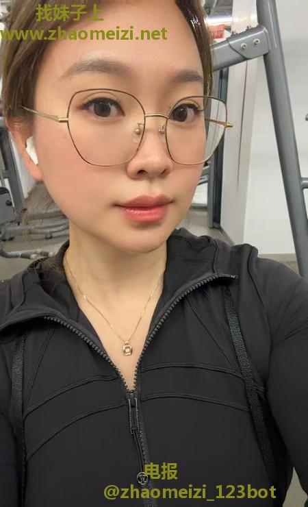 爱运动的眼镜姐