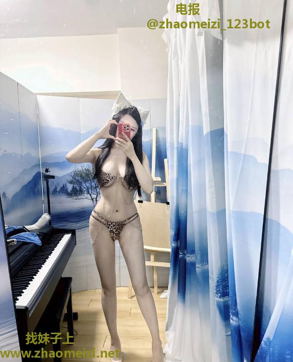 服务系翘臀颜值老师