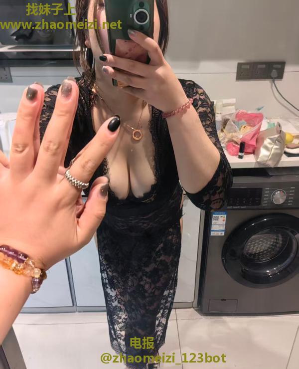 江岸肥臀骚妞妞