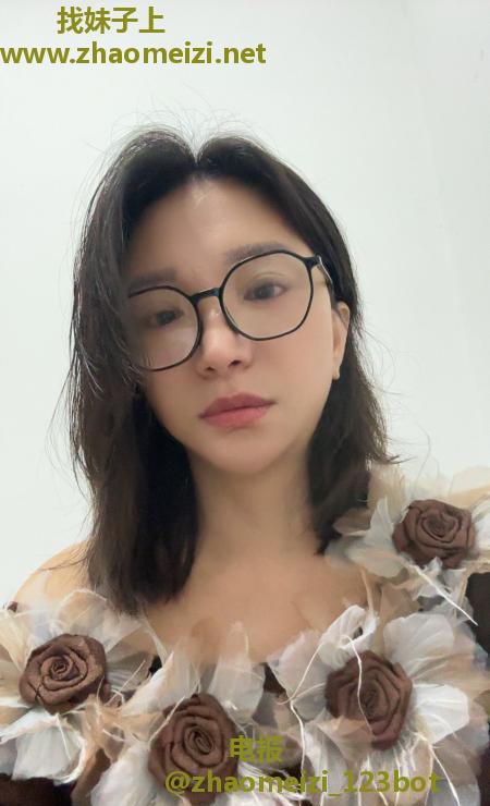 戴眼镜的风骚少妇