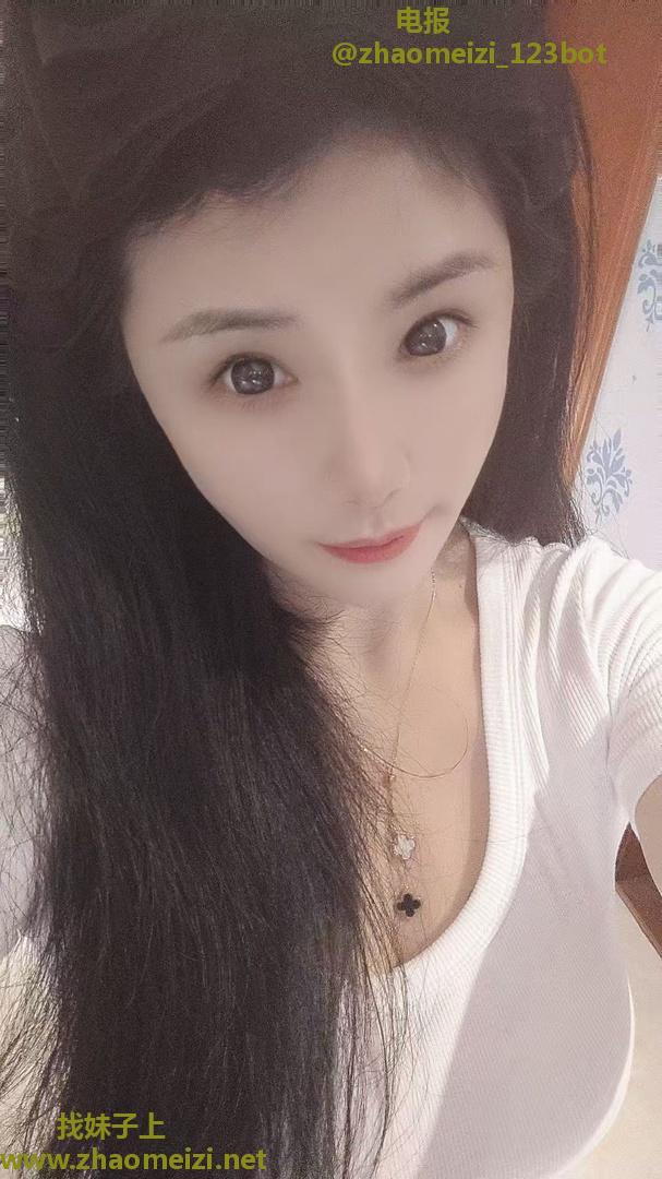 苗条大波妹可舌吻69