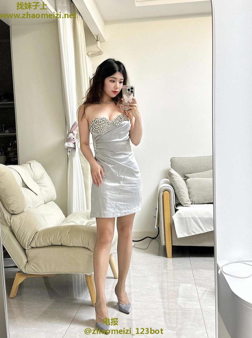 丰满白虎粉嫩小姐姐