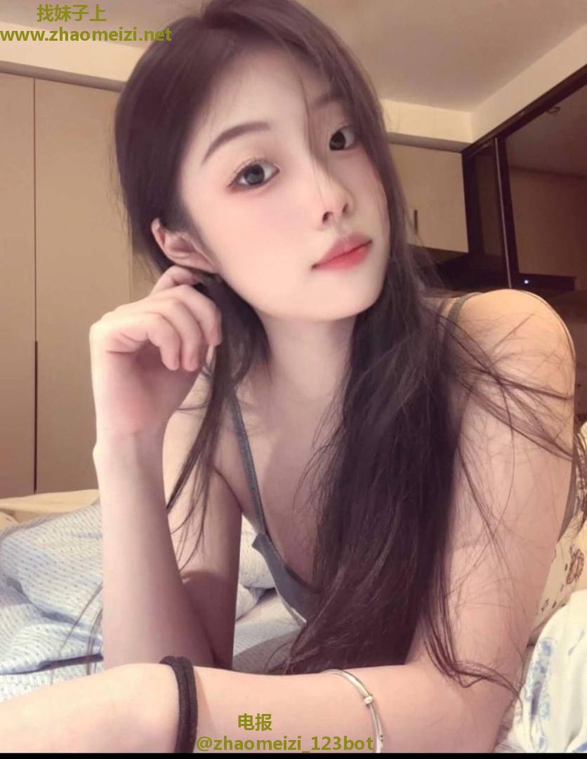 粉嫩学生妹前凸后翘