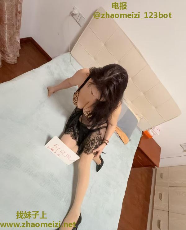 西湖翘臀美胸姐姐