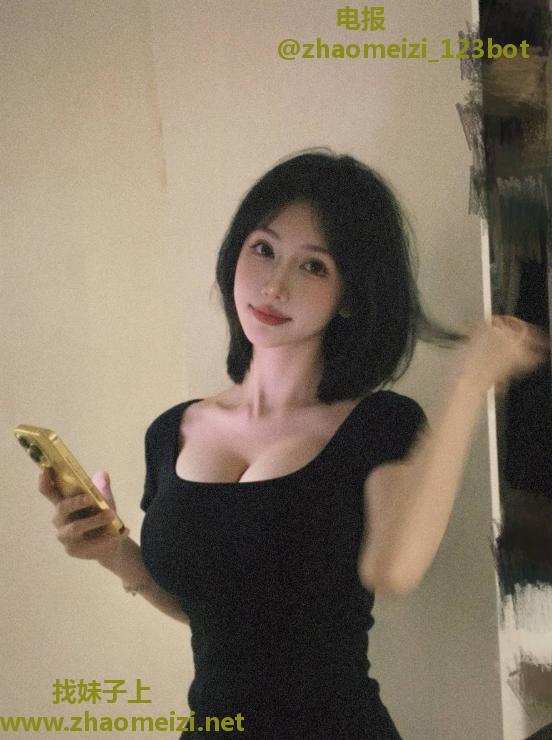 一线天翘臀颜值老师