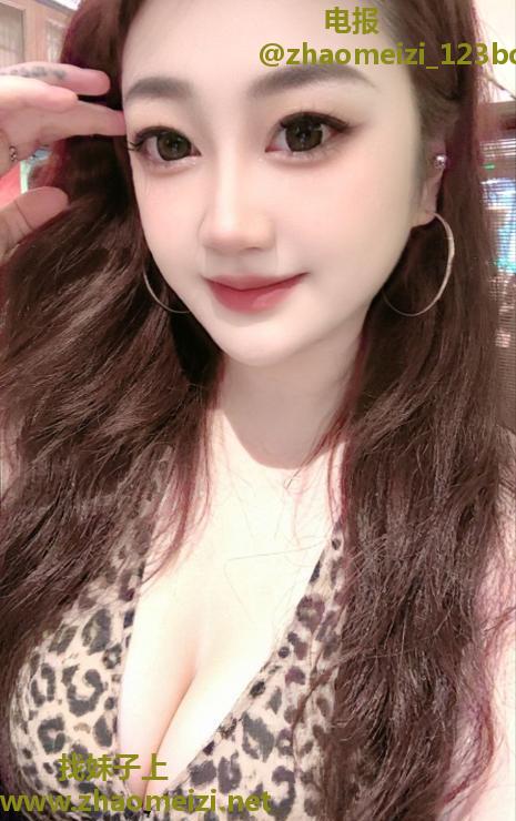 思明美胸蜜桃臀雨衫