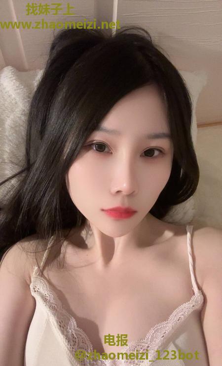 皮肤白嫩颜值嫩妹