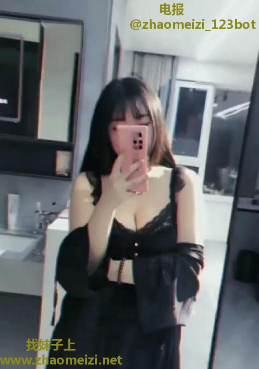 大胸翘臀小萝莉