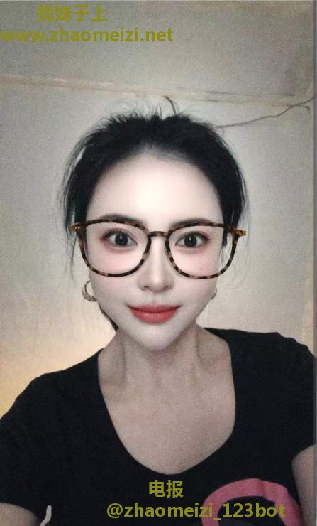 双飞眼镜儿妹妹和闺蜜