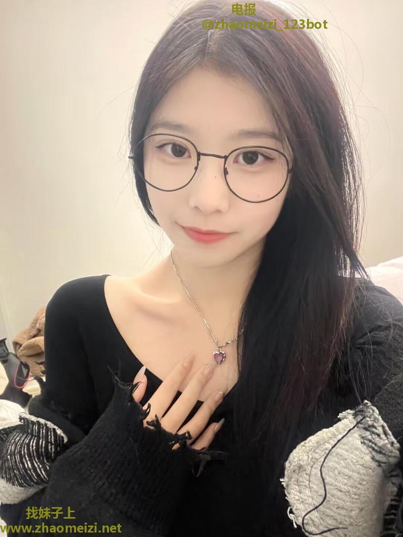 反差骚感眼镜妹