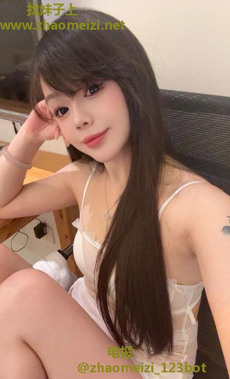 二街肤白翘臀御姐