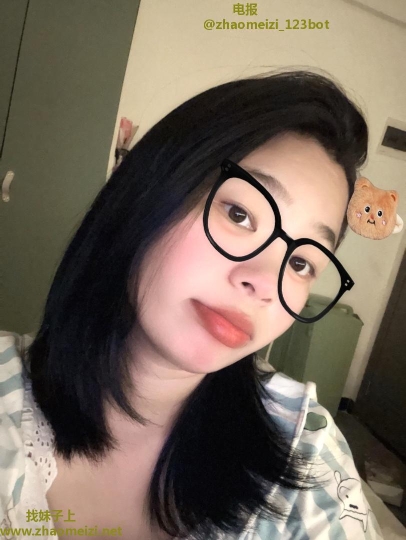 肤白大胸小姐姐