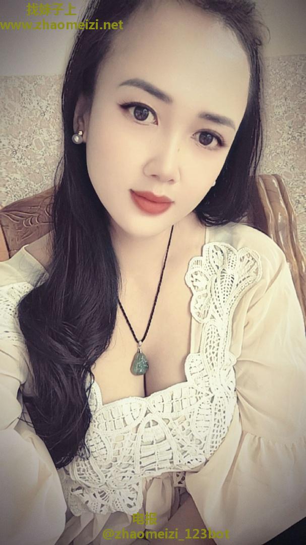 大胸小腰妹子