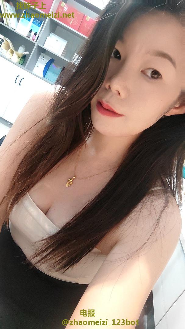 性感丰满白嫩高挑大长腿