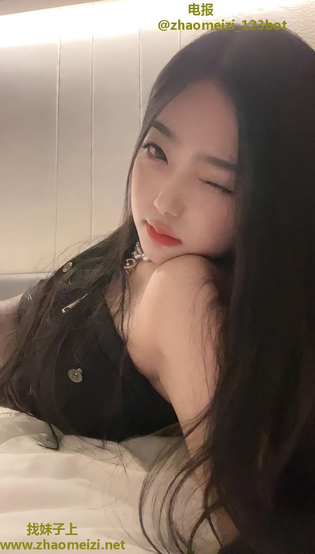 热情似火的蜜桃臂奶茶妹