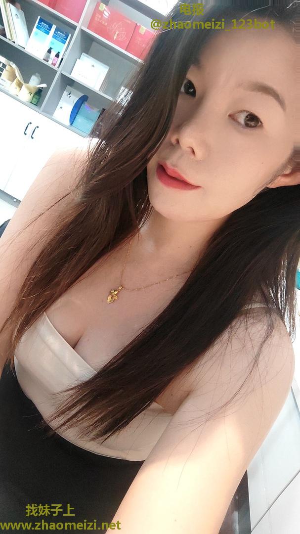 妹子姿势多变大奶紧逼水多